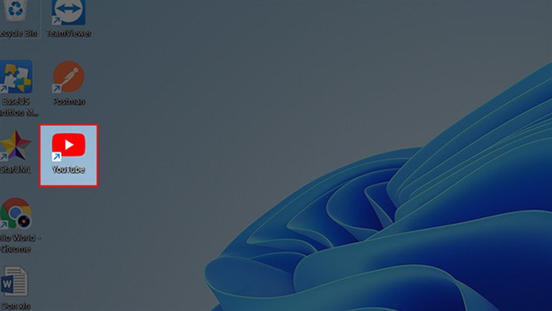 Biểu tượng ứng dụng YouTube đã được cài đặt và xuất hiện trên màn hình desktop.
