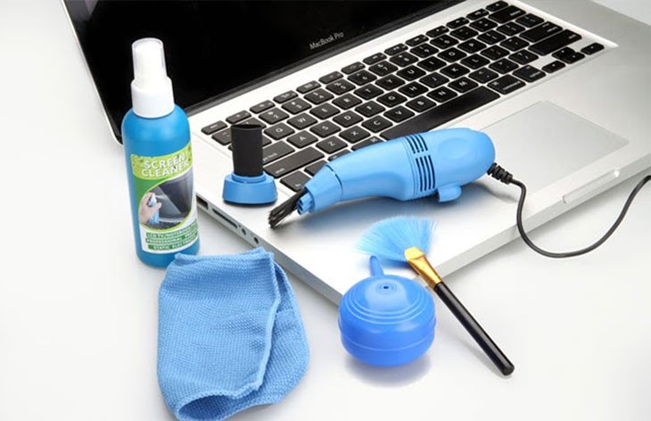 Bộ dụng cụ đầy đủ cho việc vệ sinh laptop, bao gồm chổi, khăn, bình xịt và dụng cụ nhỏ.