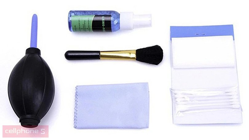 Bộ dụng cụ vệ sinh laptop 6 món với nhiều loại cọ và dung dịch chuyên dụng.