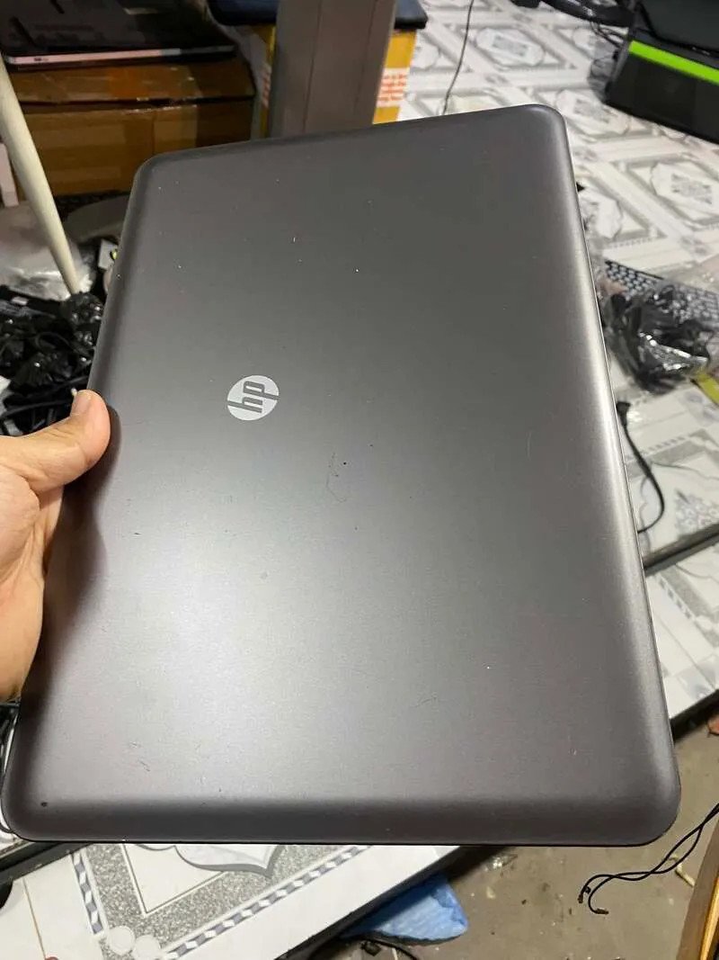 Bộ dụng cụ vệ sinh laptop bao gồm khăn mềm và dung dịch, minh họa cách bảo quản mặt A laptop