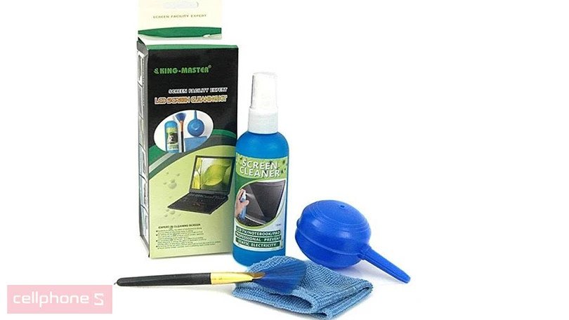 Bộ dụng cụ vệ sinh laptop cơ bản 4 món gồm bình xịt, khăn và cọ.