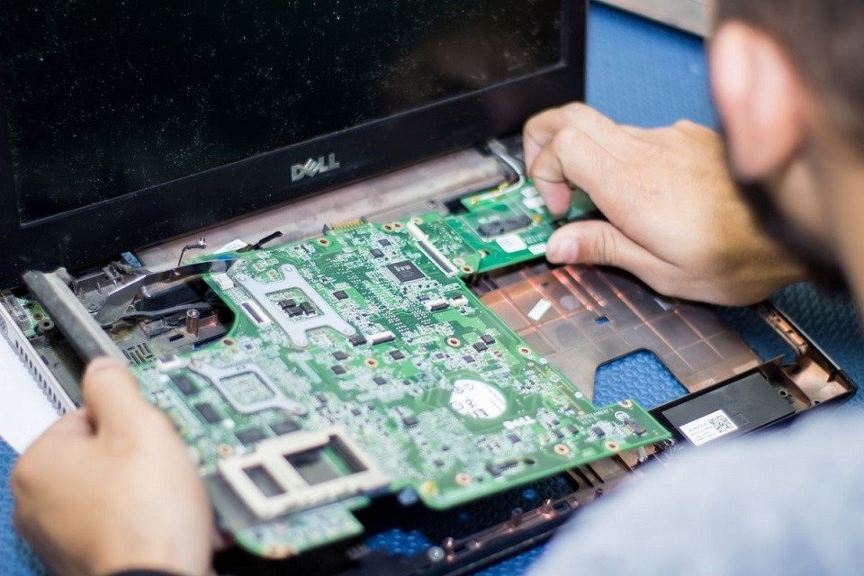 Bo mạch chủ mainboard của laptop Dell, có thể là nguyên nhân gây lỗi màn hình
