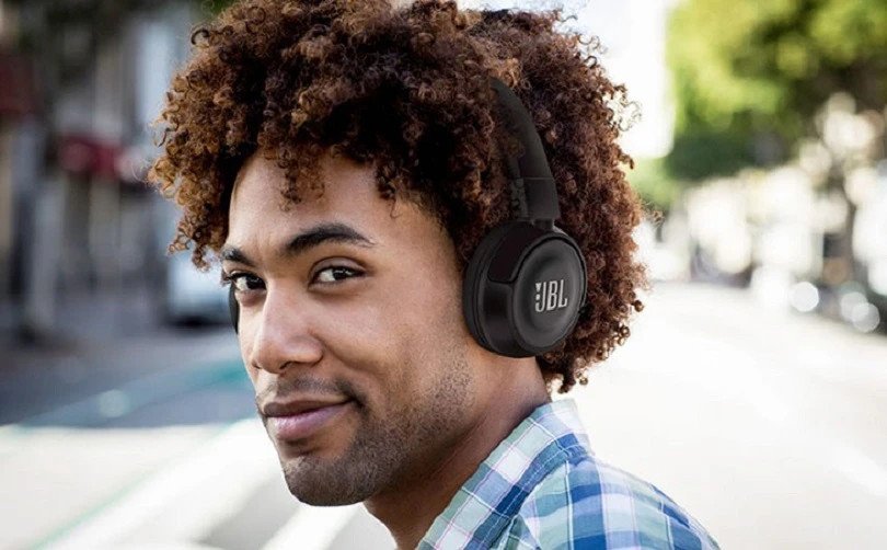 Bốn mẫu tai nghe JBL đa dạng kiểu dáng, từ in-ear đến over-ear, tượng trưng cho các tiêu chí lựa chọn tai nghe phù hợp