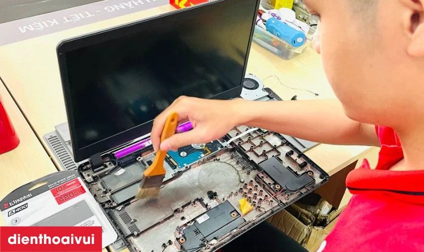 Bụi bám dày đặc bên trong vỏ máy tính xách tay