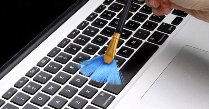 Bụi bẩn tích tụ dưới nút nguồn laptop gây kẹt