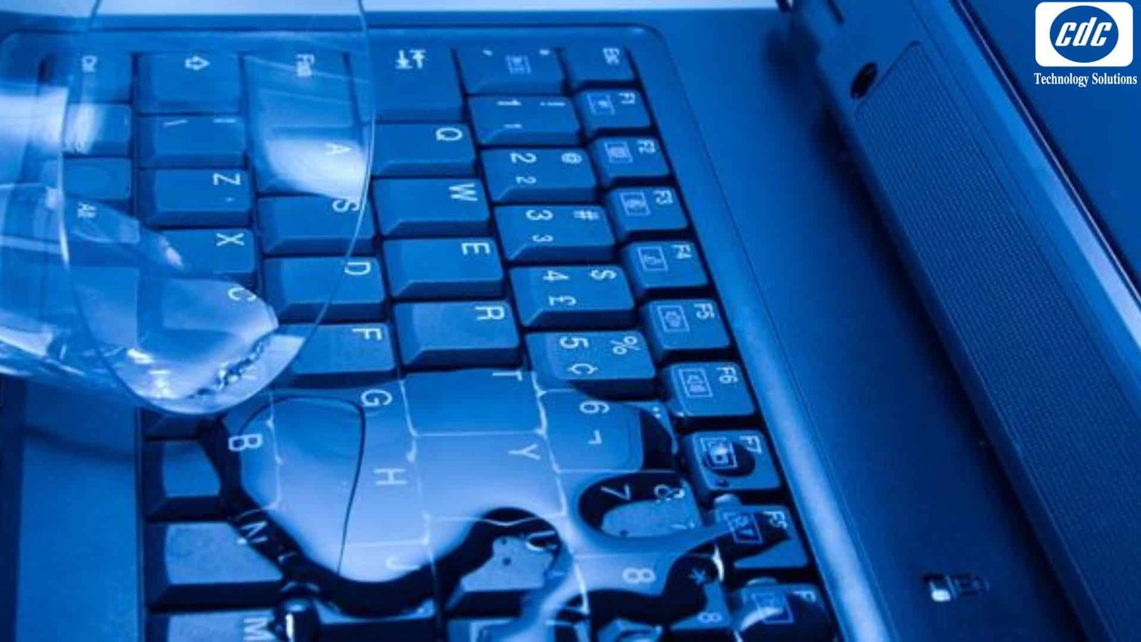 Bụi bẩn tích tụ dưới phím dấu cách laptop gây lỗi