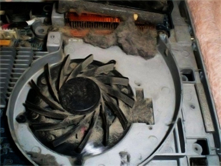 Bụi bẩn tích tụ làm tắc nghẽn quạt tản nhiệt laptop ASUS, ảnh hưởng đến hiệu suất làm mát