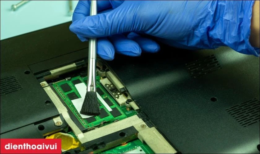 Bụi bẩn tích tụ trong laptop