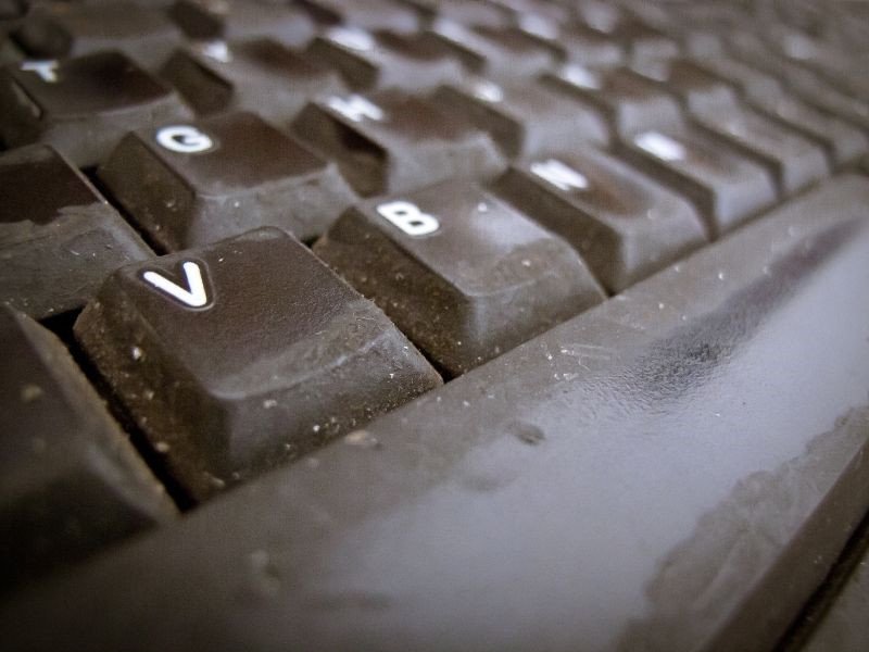 Bụi bẩn và dị vật kẹt trong bàn phím laptop