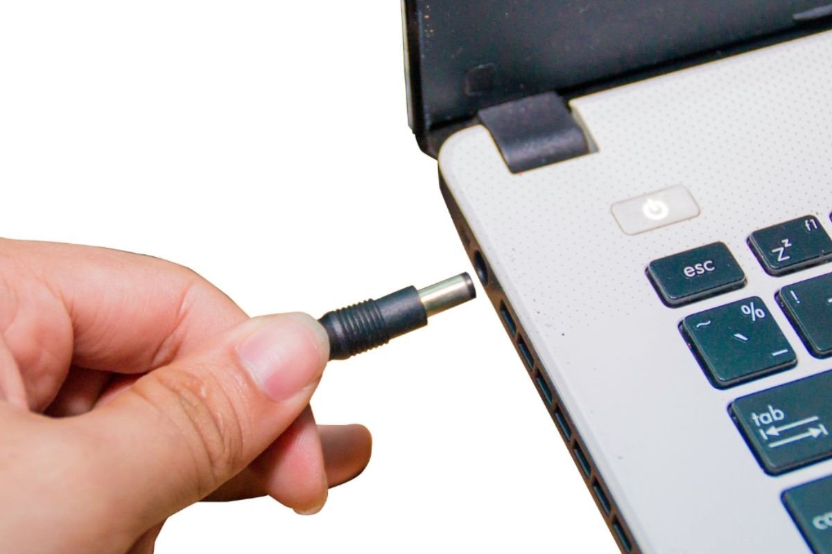 Bước 2: Kết nối laptop Asus với nguồn điện để điều chỉnh tốc độ quạt Asus