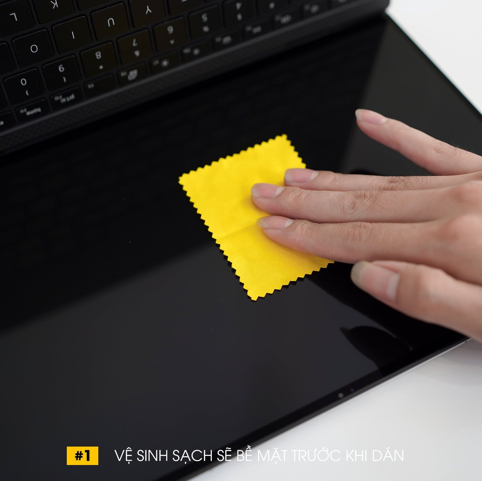 Bước đầu tiên trong việc dán miếng dán màn hình laptop: vệ sinh kỹ lưỡng bề mặt màn hình.