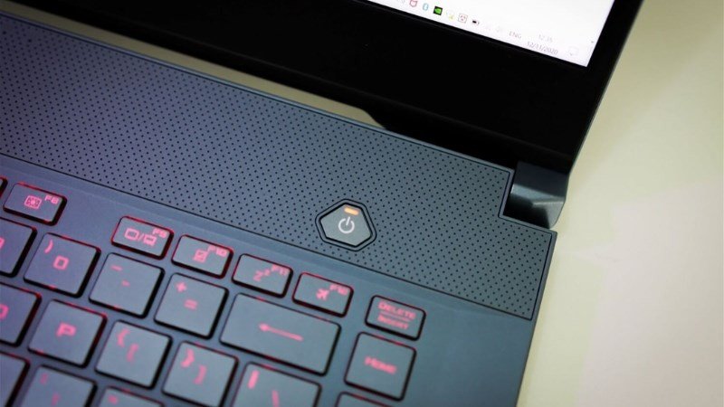 Buộc tắt nguồn bằng cách nhấn giữ nút nguồn khi laptop bị đơ hoàn toàn