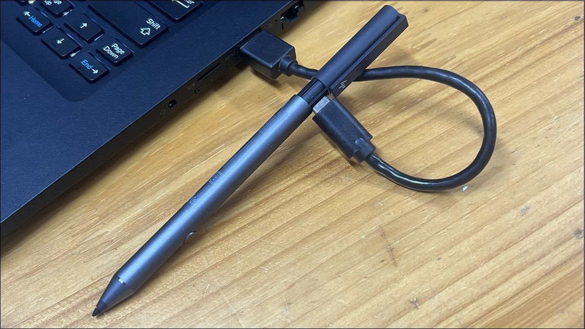 Bút HP Rechargeable MPP 2.0 Tilt Pen có pin sạc tích hợp và có thể sạc qua cổng USB-C