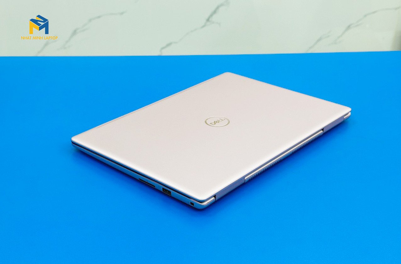 Các cổng kết nối bên cạnh của laptop Dell màu hồng Inspiron 7370