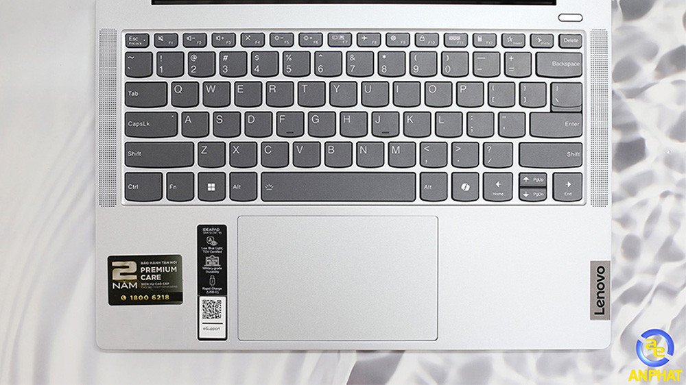 Các cổng kết nối đa dạng trên cạnh trái của laptop Lenovo IdeaPad Slim 5 14IMH9