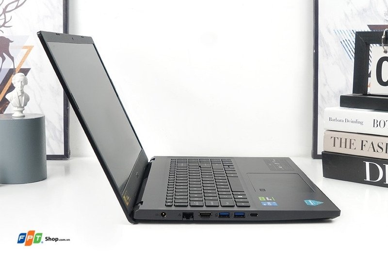 Các cổng kết nối đa dạng trên laptop Acer Aspire 7 A715-76G-73FM.