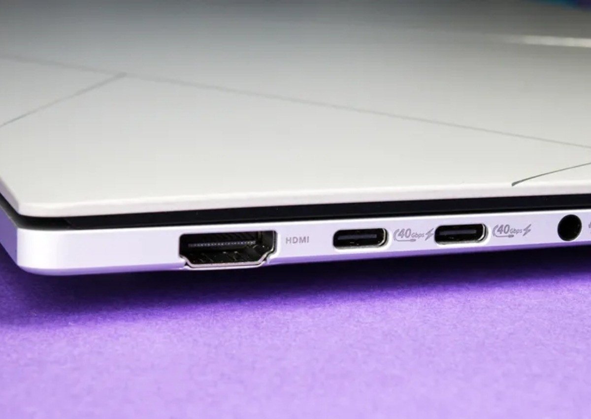 Các cổng kết nối đa dạng trên laptop đảm bảo khả năng tương thích với nhiều thiết bị ngoại vi.