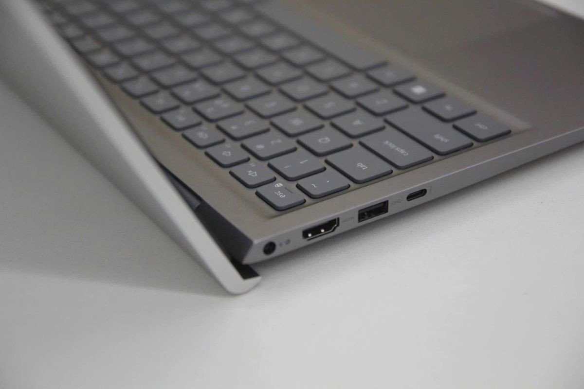 Các cổng kết nối đa dạng trên laptop dành cho kế toán