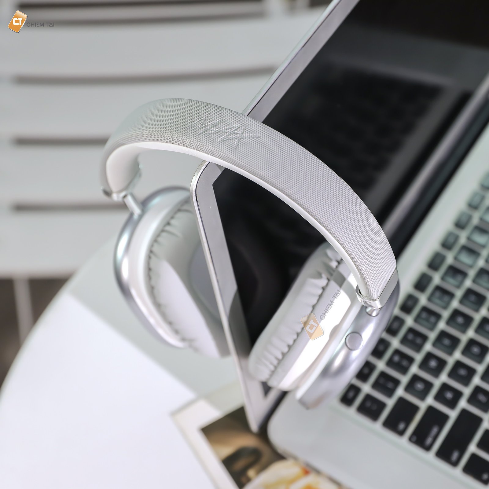 Các cổng kết nối đa dạng trên tai nghe Hoco W35 Max bao gồm Bluetooth 5.3, khe TF và AUX