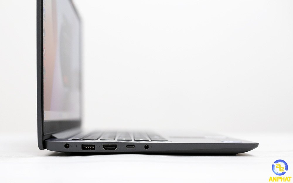 Các cổng kết nối ở cạnh trái của laptop Lenovo IdeaPad Slim 3 14IAH8 83EQ0004VN