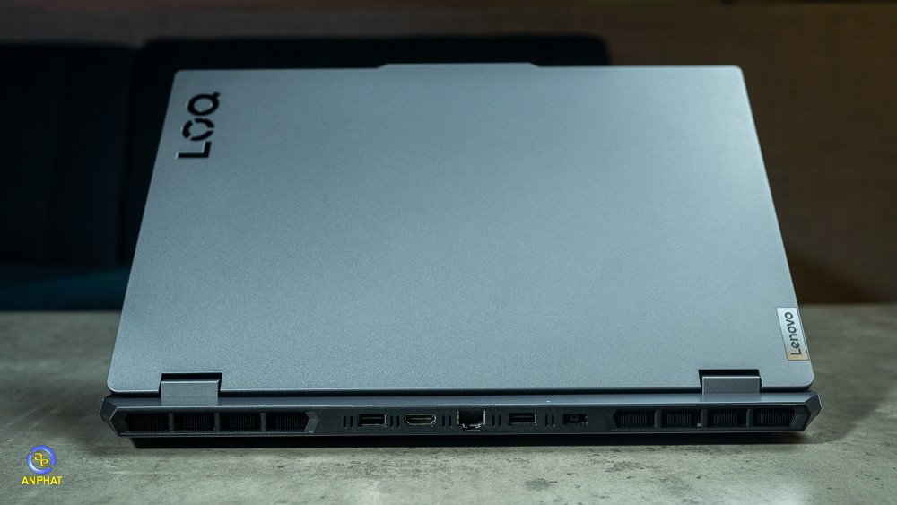Các cổng kết nối phía sau máy Lenovo LOQ 15IRX9 tối ưu không gian làm việc