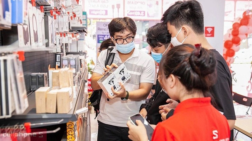 Các dụng cụ trong bộ vệ sinh laptop đặt trên bàn, sẵn sàng để làm sạch máy tính.