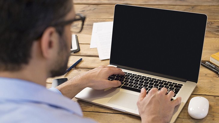 Các linh kiện phần cứng có thể là nguyên nhân khiến laptop bị màn hình đen