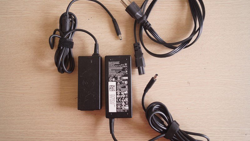 Các loại adapter sạc khác nhau, cảnh báo về việc sử dụng sạc không chính hãng cho laptop Dell để bảo vệ pin.