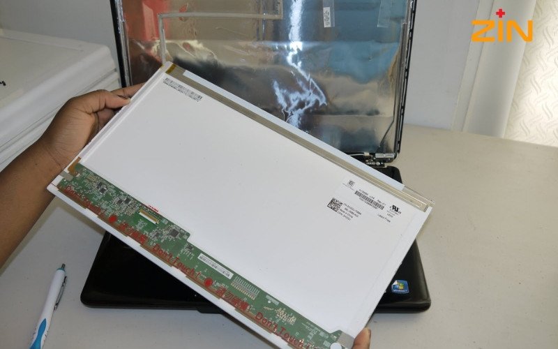 Các loại màn hình laptop Dell với kích thước và độ phân giải khác nhau, minh họa sự đa dạng về giá màn hình laptop Dell