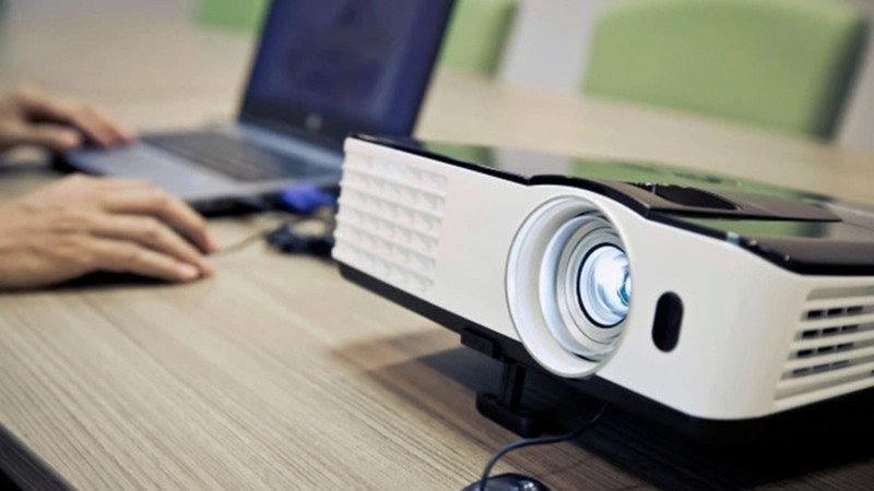 Các lưu ý quan trọng để kết nối máy chiếu với laptop Win 11 luôn ổn định và hiệu quả