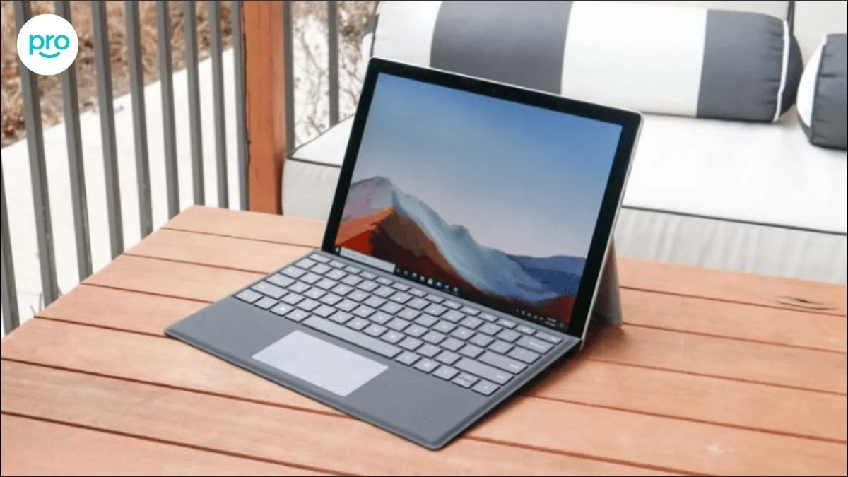 Các thành phần bên trong một chiếc laptop bao gồm CPU, RAM và SSD