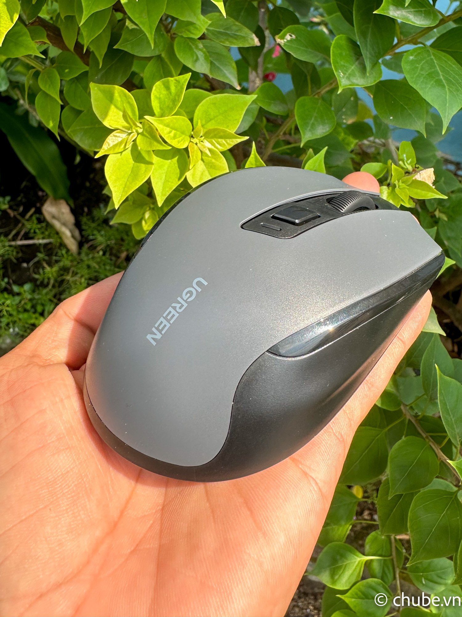 Cách kết nối chuột Bluetooth Ugreen với laptop, minh họa các cổng kết nối