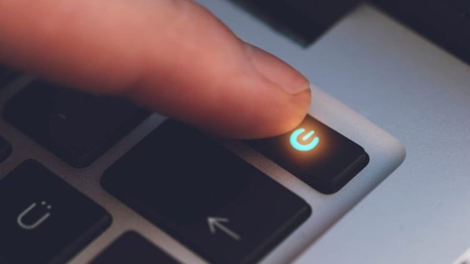 Cách khắc phục laptop bị đơ bằng cách tắt nguồn thủ công