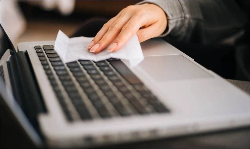 Cách sơ cứu nhanh laptop bị đổ nước lên bàn phím