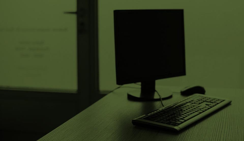 Cách tắt laptop Dell bằng bàn phím với hình ảnh minh họa một chiếc máy tính Dell đang hoạt động.