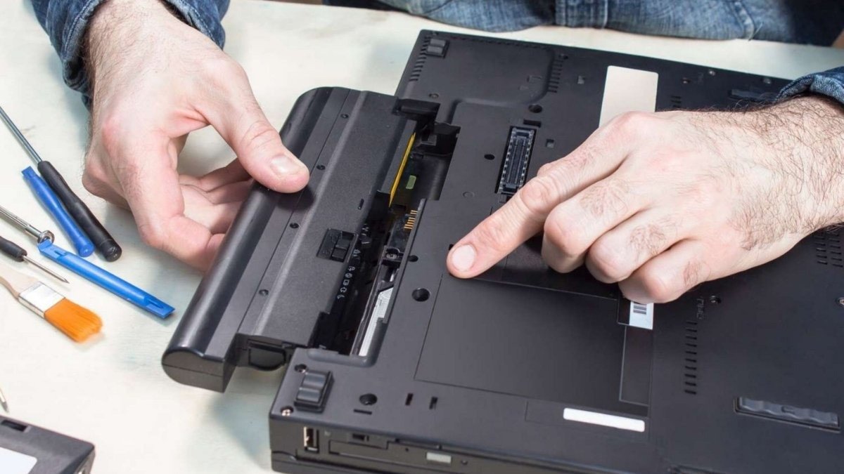 Cách tháo pin laptop HP loại pin rời