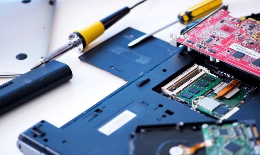 Cách tháo và lắp lại pin khi laptop không khởi động được