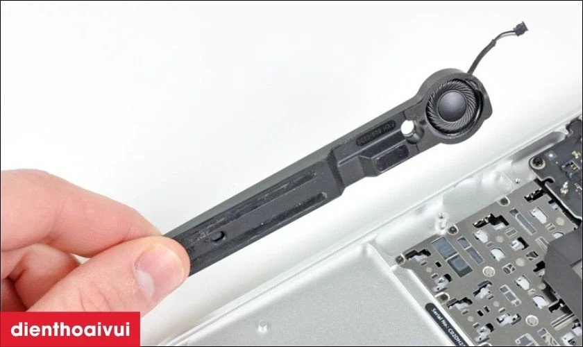 Cách vệ sinh loa laptop khi bị rè