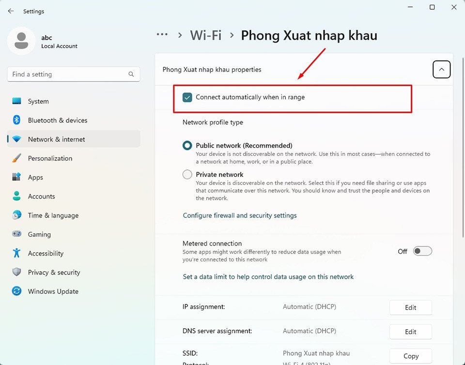 Cài đặt thuộc tính mạng Wi-Fi trong Windows 11, với tùy chọn "Connect automatically when in range" giúp laptop tự động kết nối và ổn định mạng.