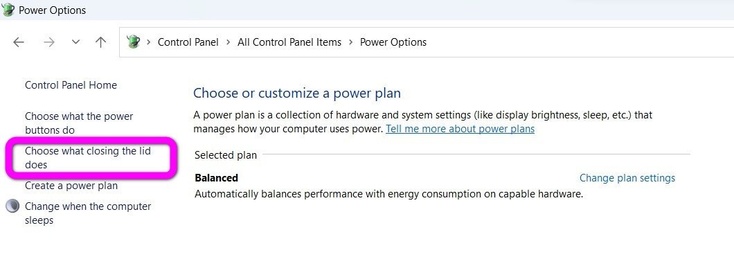 Cài đặt "When I close the lid" thành "Do nothing" để tắt màn hình laptop khi gập nắp