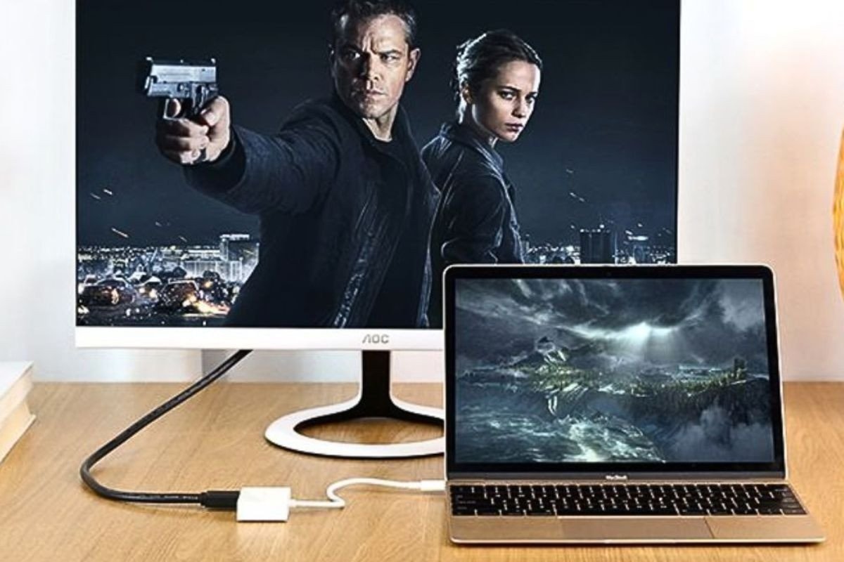 Cắm cáp HDMI giữa máy tính để bàn và MacBook để mở rộng không gian làm việc