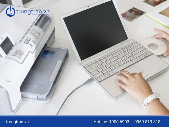 Cắm cáp USB từ máy in vào laptop Dell để thiết lập kết nối có dây