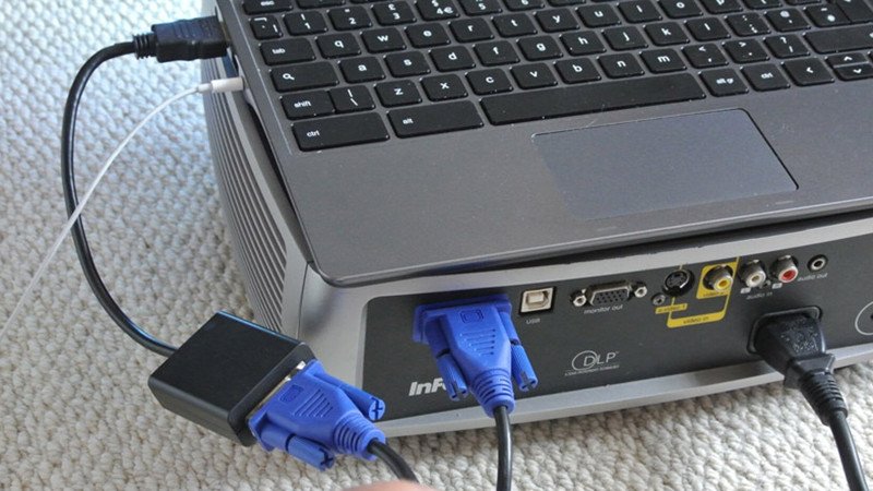 Cắm cáp VGA từ laptop vào cổng kết nối máy chiếu