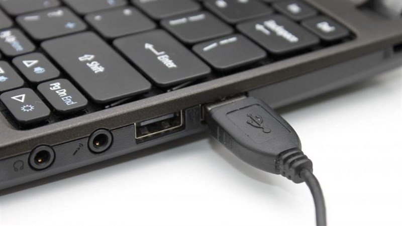 Cắm chuột có dây vào cổng USB trên laptop để kiểm tra kết nối