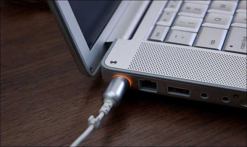Cắm sạc lại laptop để kiểm tra