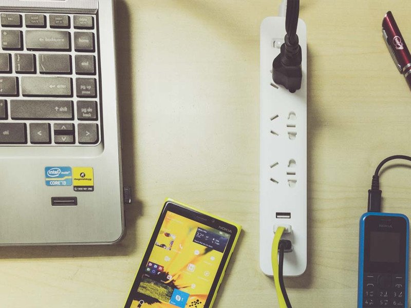 Cắm sạc pin laptop Dell để kích hoạt