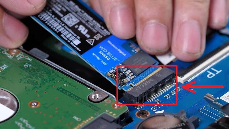 Cắm SSD mới vào máy
