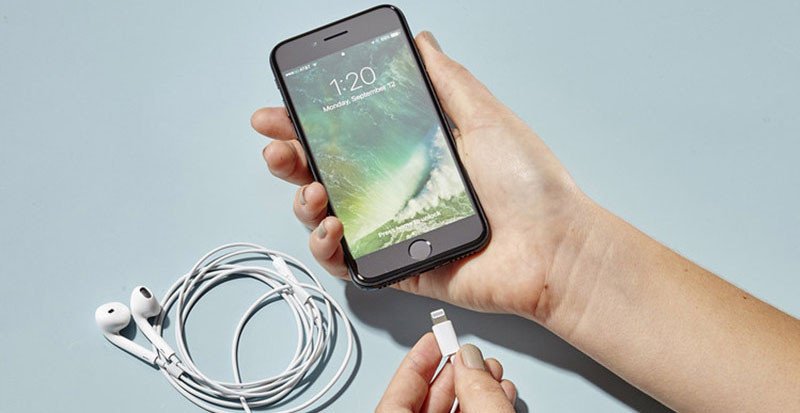 Cắm và rút tai nghe có dây để thoát chế độ tai nghe trên điện thoại