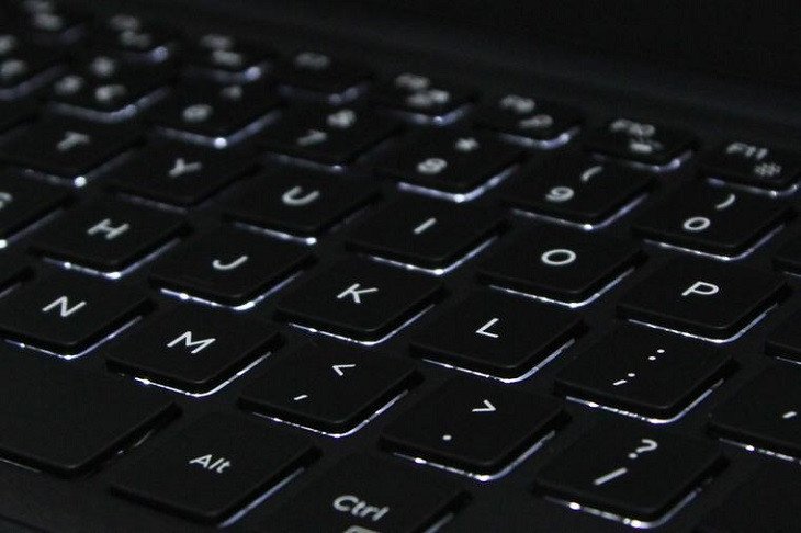 Cận cảnh bàn phím laptop Dell với biểu tượng đèn nền rõ nét trên phím chức năng F10, giúp người dùng dễ dàng nhận biết và thực hiện cách mở đèn bàn phím laptop Dell Win 10