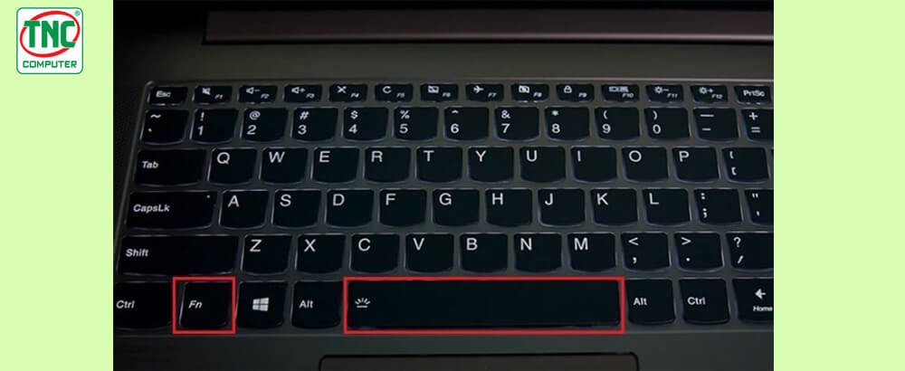 Cận cảnh bàn phím laptop Lenovo, hiển thị phím Spacebar và phím Fn để tắt đèn bàn phím laptop Lenovo.